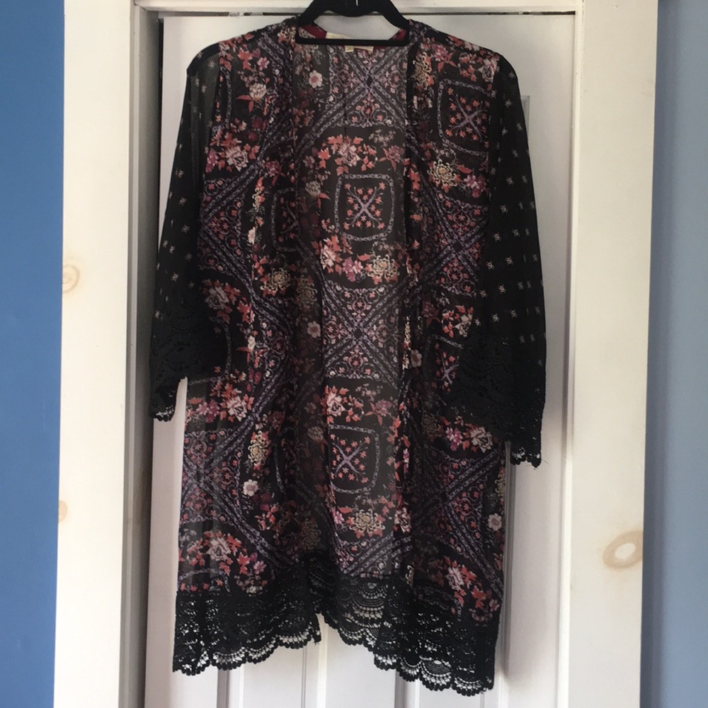 Kimono top with lacy 3/4 sleeves